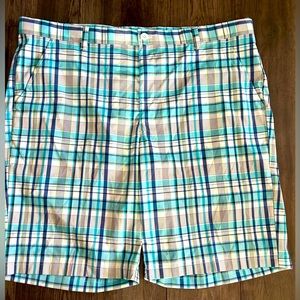 IZOD mens size 42 plaid golf / casual shorts